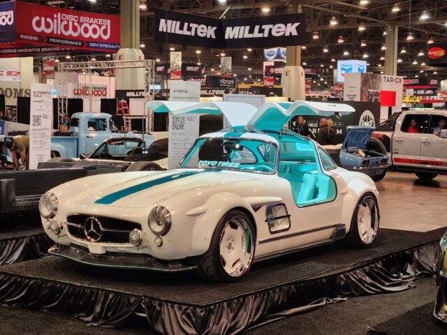 Электромобиль Tesla Model 3 одели в кузов Mercedes-Benz 300 SL Gullwing