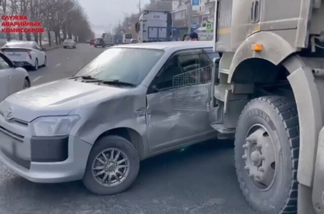 Грузовик 50 метров тащил легковушку на бампере во Владивостоке 