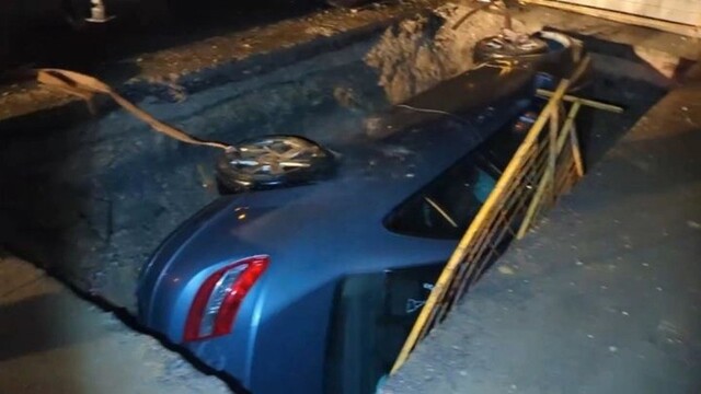 В Севастополе автомобиль упал в котлован