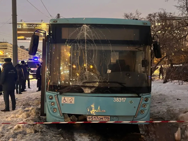 В Петербурге автобус выехал на тротуар и сбил людей