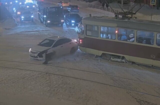 Легковой автомобиль и трамвай не поделили перекрёсток в Екатеринбурге