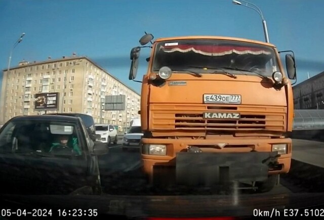 Лезть в мёртвую зону грузовика - бесценно