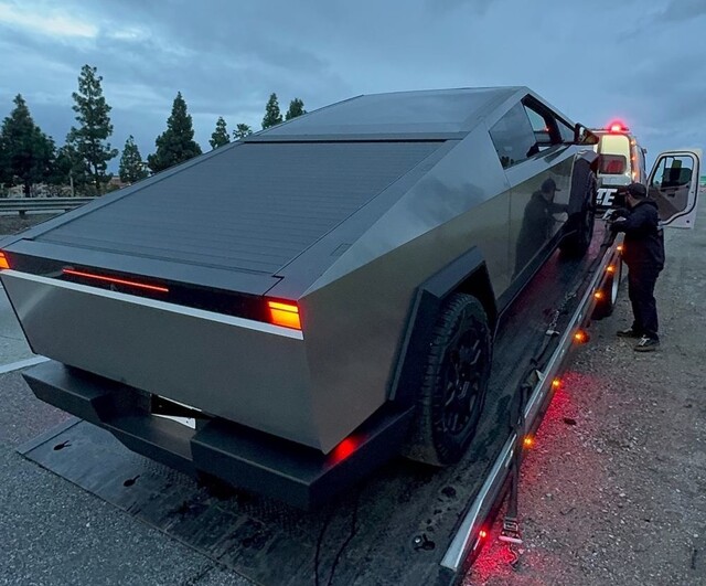 Владельцы Tesla Cybertruck столкнулись с серьёзными проблемами