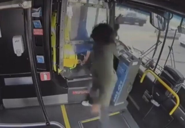 Обделённый интеллектом гражданин подрался с водителем автобуса во время движения