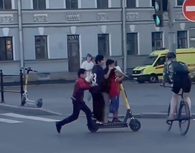 Дети на электросамокате столкнулись с велосипедистом