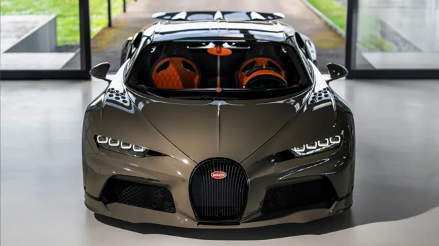 Компания Bugatti показала один из последних гиперкаров Chiron