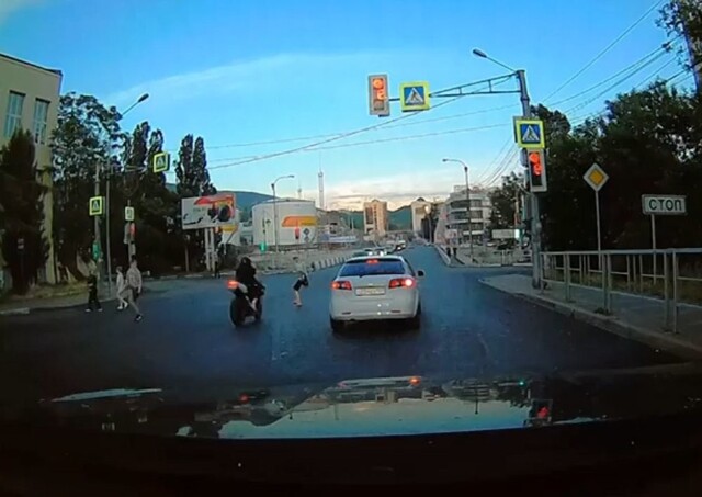 Мотоциклист проигнорировал светофор и снёс пешехода