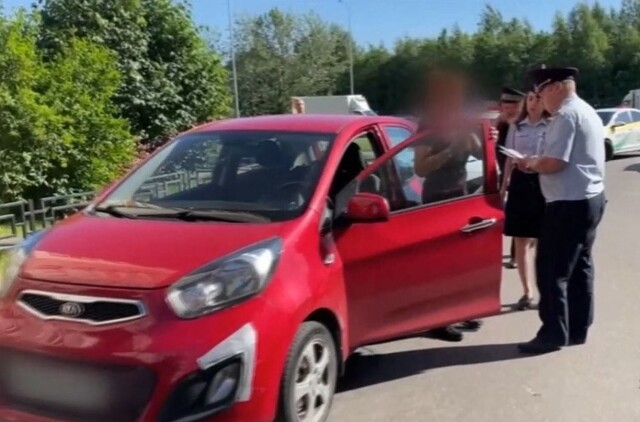 В Санкт-Петербурге нашли женщину на красной машинке, которая не пропускала скорую помощь