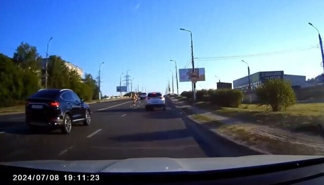 Очень интересный стиль вождения и манёвр велосипедиста