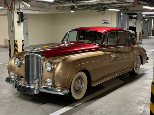 Автомобиль Bentley S2 1962 года, принадлежащий принцессе Дубая, выставлен на продажу в Москве