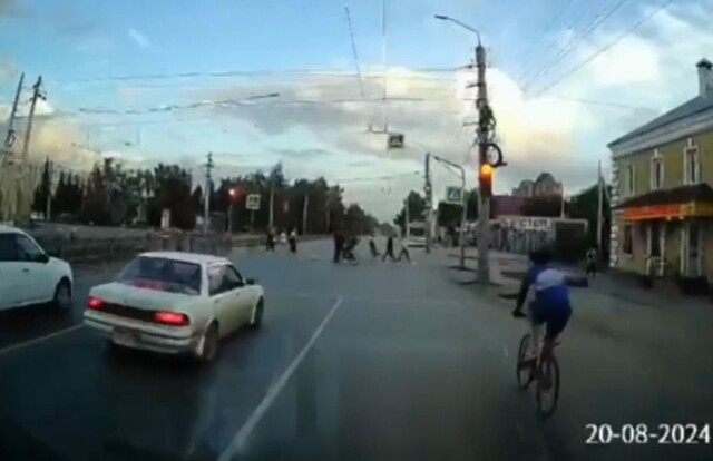 Велосипедист сбил пешехода на пешеходном переходе