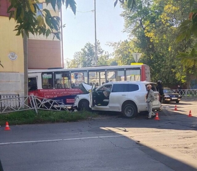 Депутат на Танке врезалась в автобус