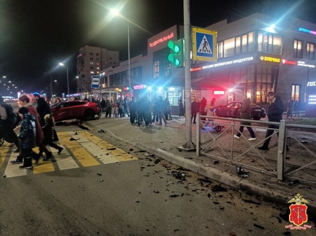 Автомобили вылетели на тротуар, сбивая пешеходов