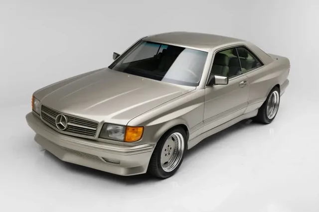 Рестмод Mercedes-Benz 560 SEC 1990 года выставили на аукцион