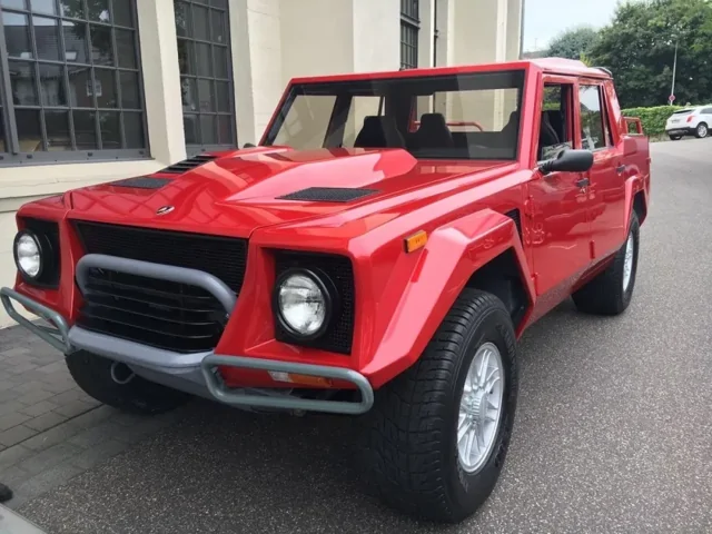 В Екатеринбурге выставили на продажу очень редкий Lamborghini LM002 1992 года 