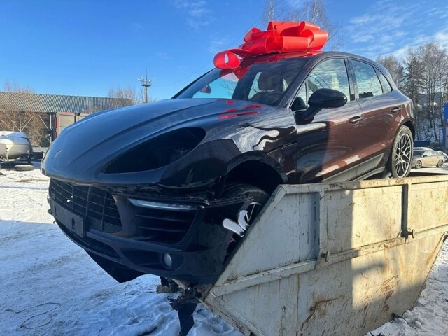 Супруга не оценила подарок - мужчина психанул и выкинул Porsche на помойку