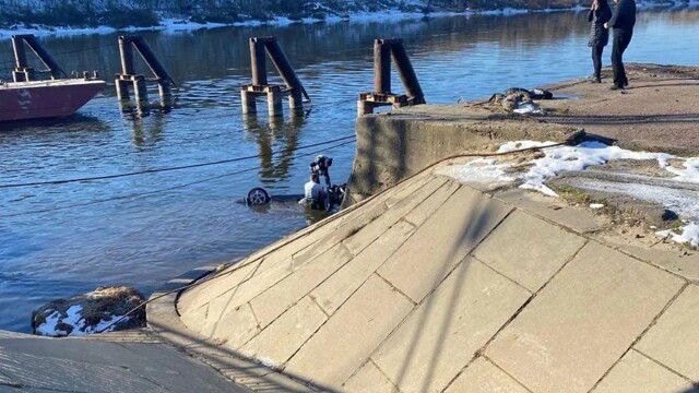 Сбил бетонный блок и вылетел в реку