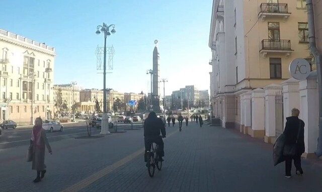 Началось? Велосипедист сбил пешехода на тротуаре