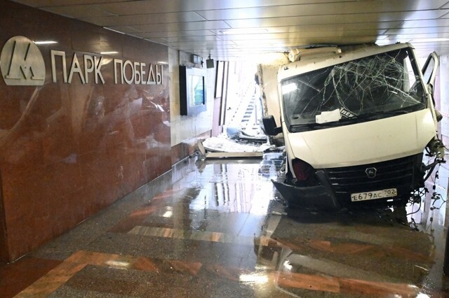 Момент прилёта Газели в переход метро в Москве