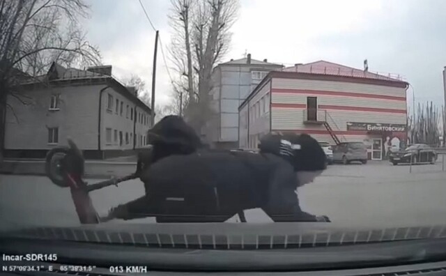 Взял самокат без разрешения и влетел в машину