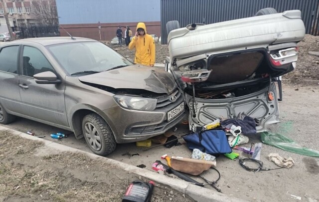 Toyota снесла двоих мужчин на тротуаре, перевернулась и влетела в другое авто