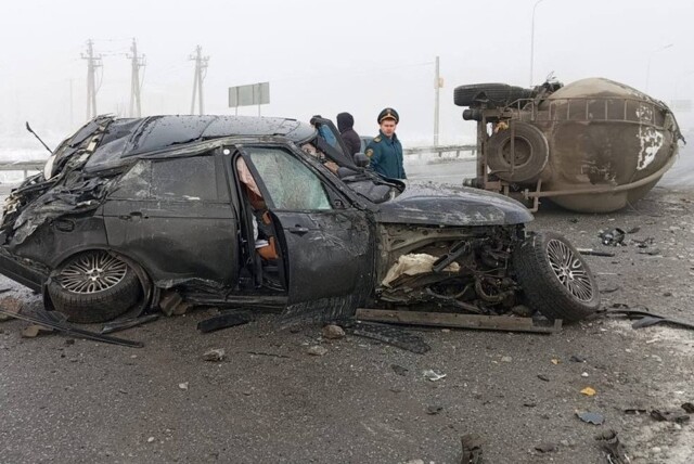 Цементовоз опрокинулся на внедорожник с семьёй