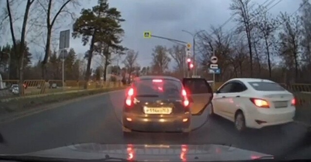 Как не надо выходить из машины