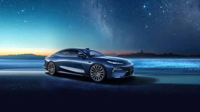 5-метровый гибридный седан Geely Starshine 8 оценили в Китае как Lada Vesta