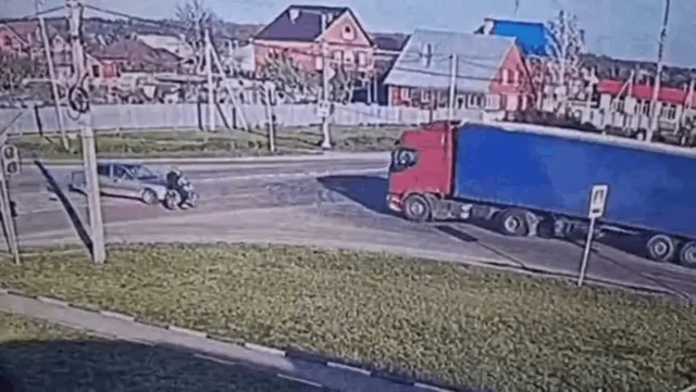 2 школьника на питбайке влетели в фуру