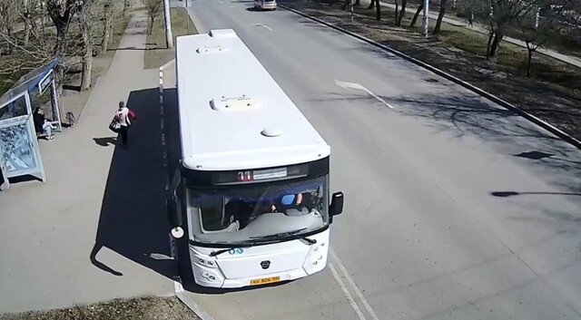 Как не надо обходить автобус и переходить дорогу