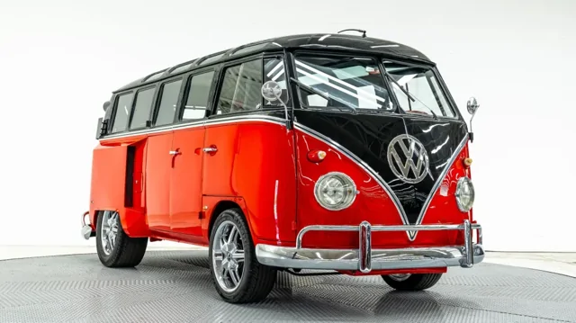 Старый микроавтобус Volkswagen с 8,3-литровым двигателем V8 и креслами от Porsche выставили на продажу
