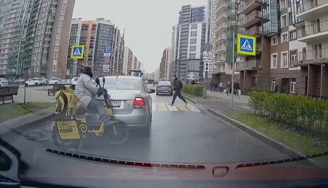 Курьер врезался в стоящий авто и скрылся