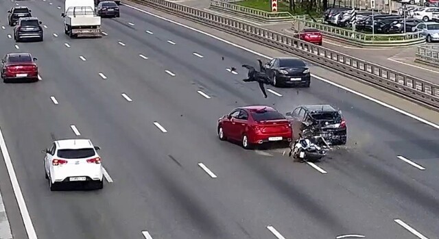 Мотоцикл врезался в стоящий автомобиль на МКАДе