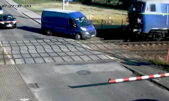 Польская народная забава лезть под поезд