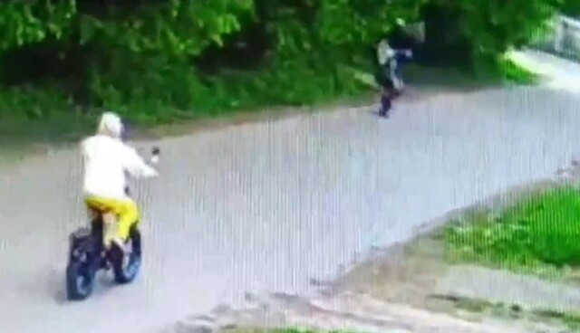 Малолетка на питбайке, катаясь на заднем колесе, сбил женщину на велосипеде