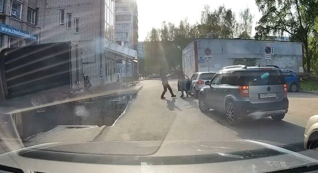 Едва не сбил пешехода и бросился в драку