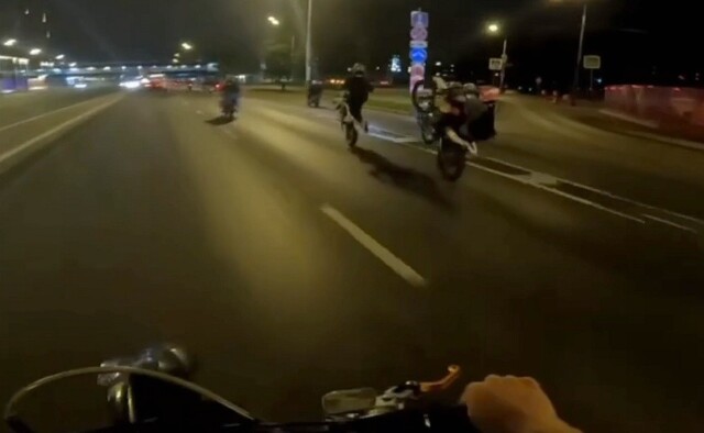 Школьники, мопедики...