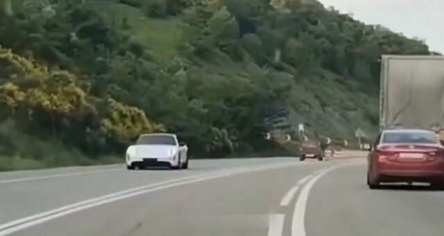 Поймал два встречных автомобиля