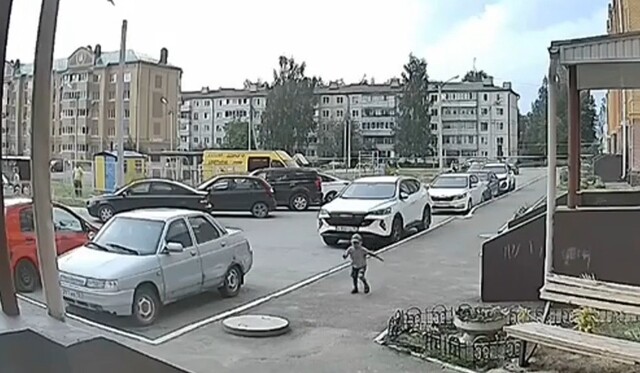 В попытках скрыться от полиции питбайкер чуть не сбил ребёнка на тротуаре