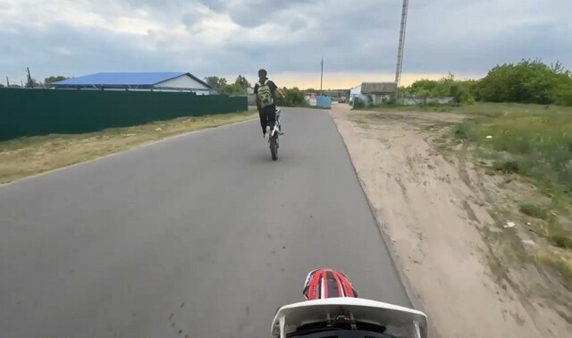 На питбайке на заднем колесе по встречной в закрытый поворот. Что же могло пойти не так?