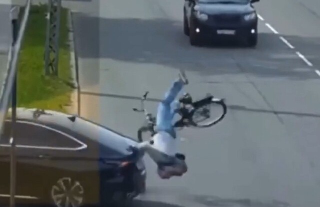 Велосипедист столкнулся с поворачивающим автомобилем в Петрозаводске