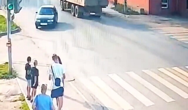Пьяный водитель сбил подростков на тротуаре в Энгельсе
