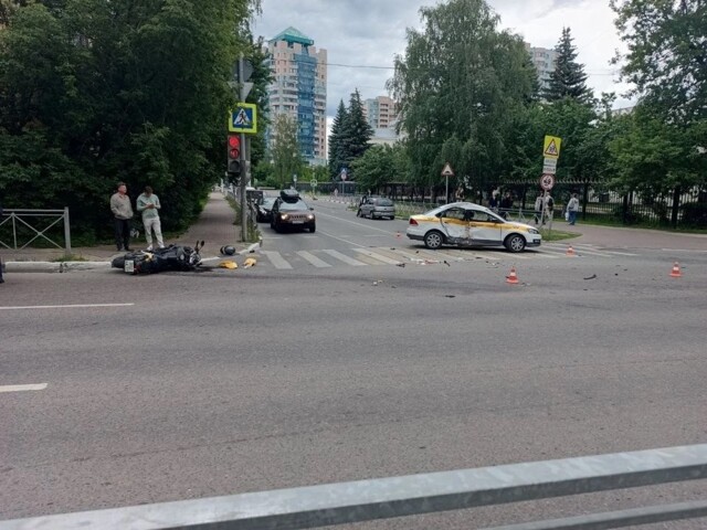 Автомобиль такси проехал на красный и поймал мотоциклиста