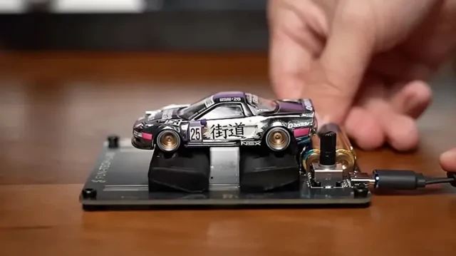 Для машинок Hot Wheels сделали миниатюрный диностенд