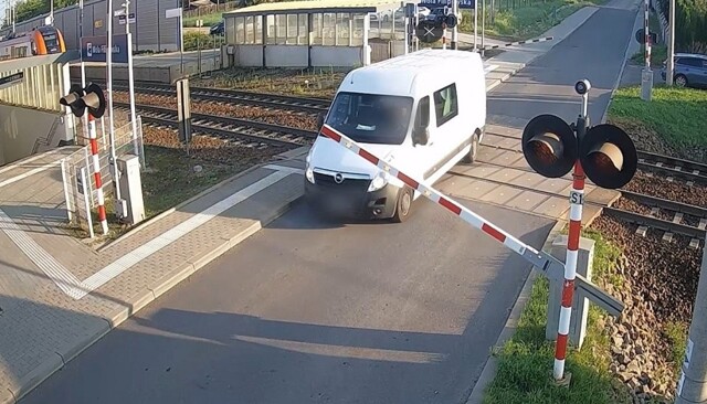 Очередной поляк, ЖД переезд и шлагбаум