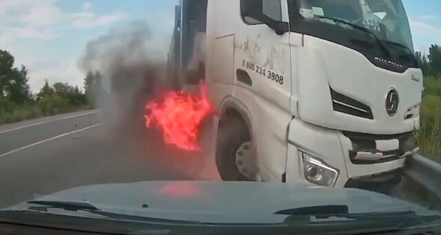 Бетономешалка столкнулась с автовозом