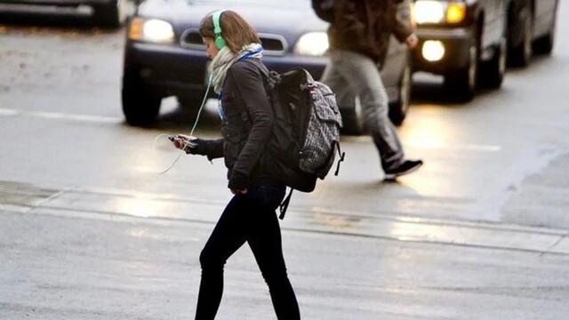 В России хотят штрафовать на ₽2 000 пешеходов в наушниках или с телефоном в руках