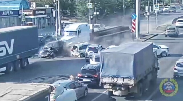 Грузовик смял 7 автомобилей в Волгограде