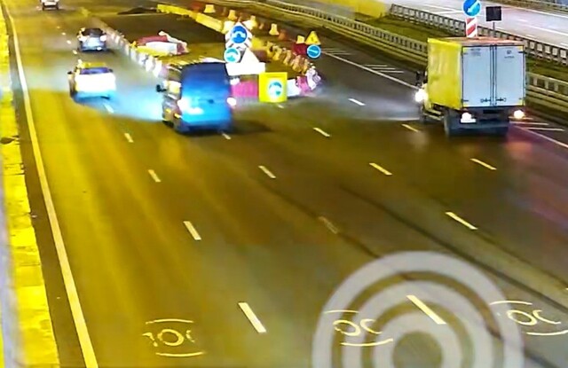 МКАД. Светящийся и моргающий посреди ночи знак, очевидно, был "недостаточно заметным"