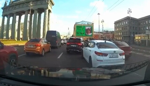 Кто их на дорогу выпустил?